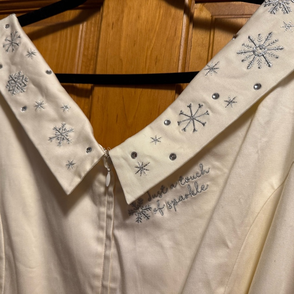 Disney Cream Midi Dress Size 2xl with Winter wonderland Castle Print - Picture 11 of 11